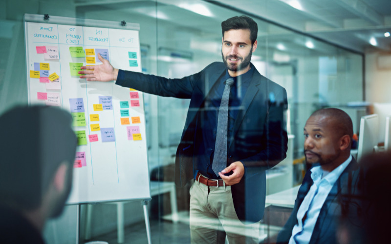 Equipe analisando anúncios
